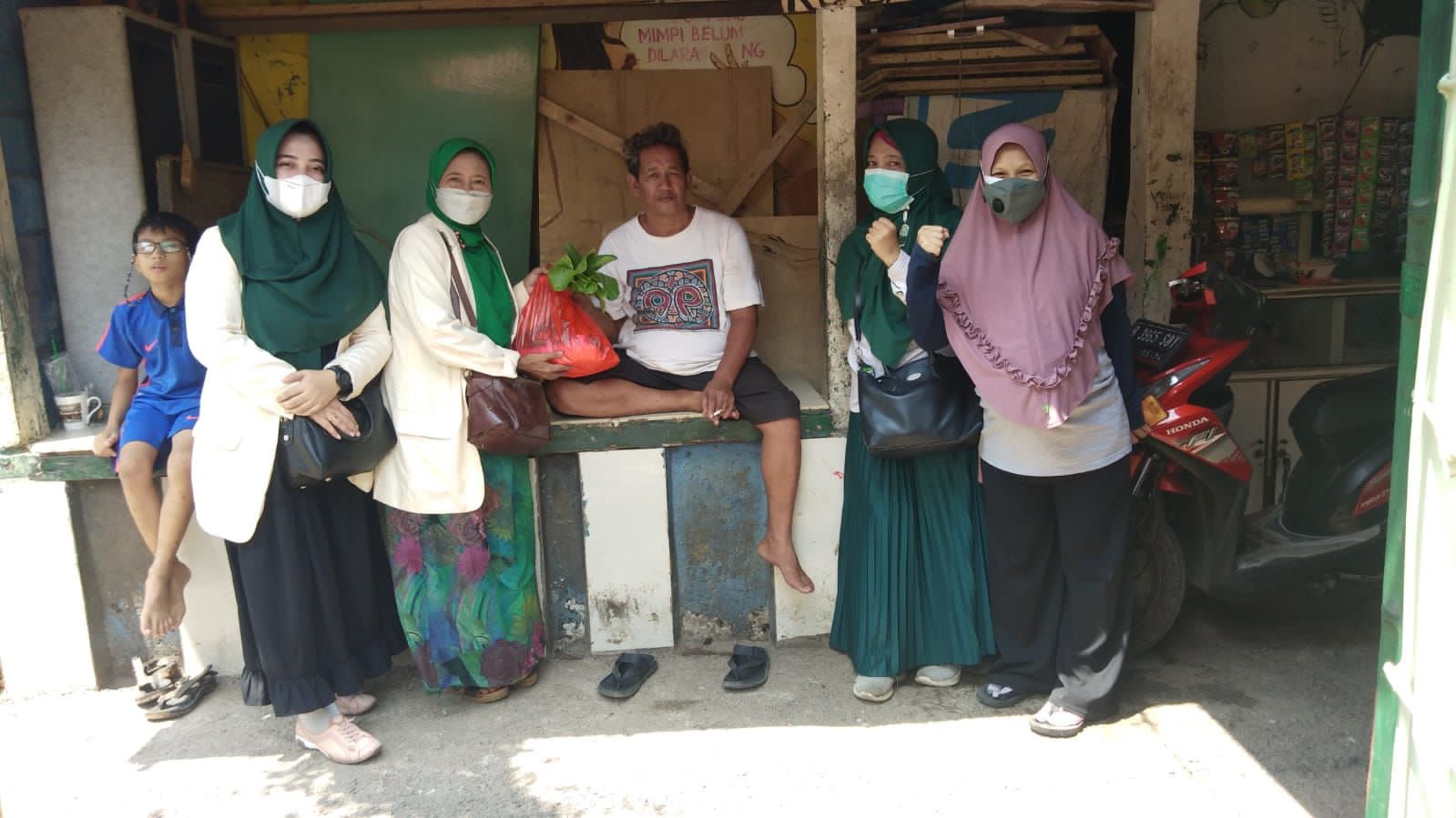 PP Muslimat Bulan Bintang Bagikan Paket Sembako ke Warga Gudang Peluru