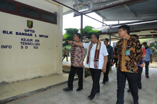 Wamenaker Afriansyah Noor (tengah) melakukan kunjungan ke BLK Bandar Lampung, Sabtu (2/7/2022).