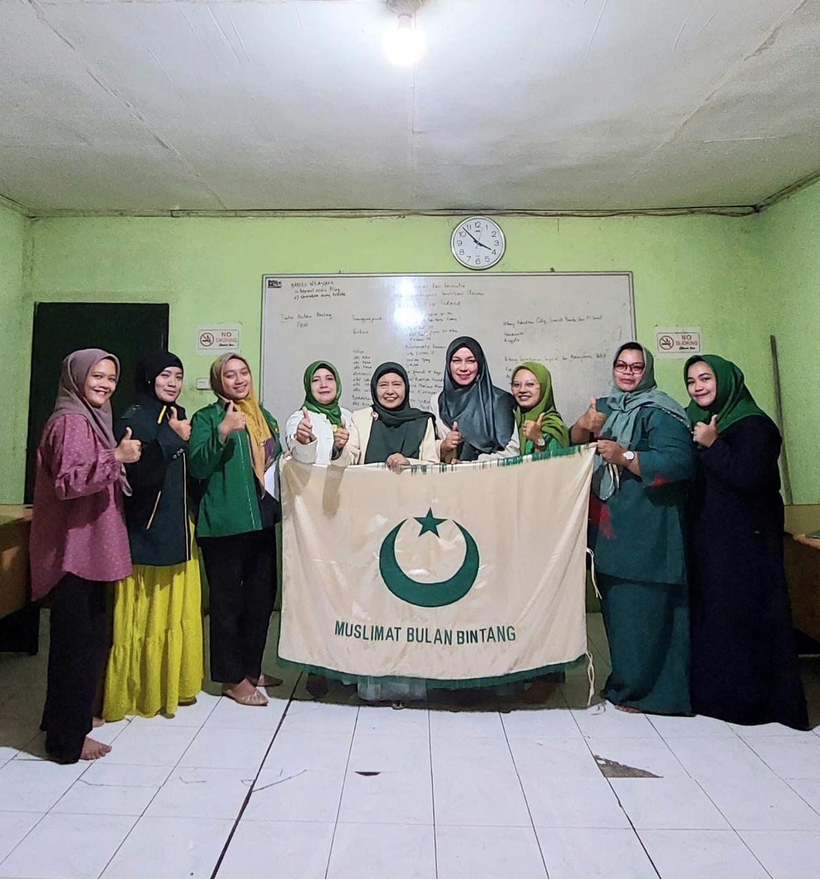 Ketum Muslimat Bulan Bintang Lantik Pengurus PW MBB Sumbar